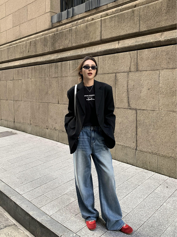 Wide-leg Straight Jeans